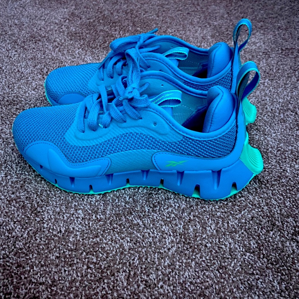 Womens 8.5 Reebok shoes
